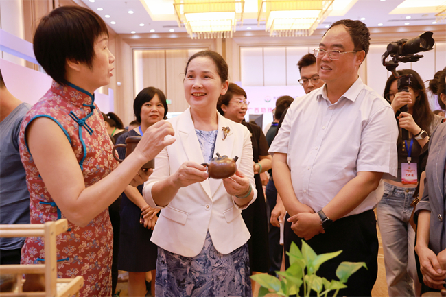 图为自治区残联及自治区供销社领导巡馆